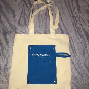 Reusable tote with front pocket